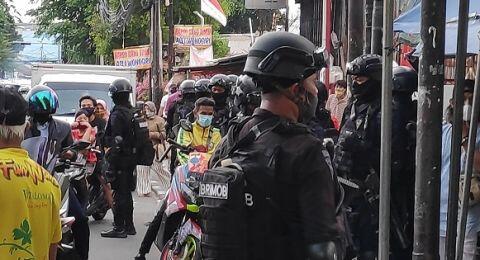 Penasaran Banyak Brimob Bersenjata di Rumah Rizieq, Warga: Ada Apa Sih?