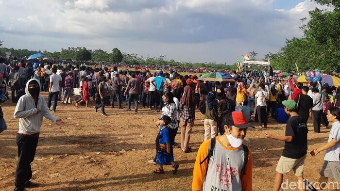 Abai Prokes, Massa Berkerumun Nonton Bola Tarkam di Kota Serang