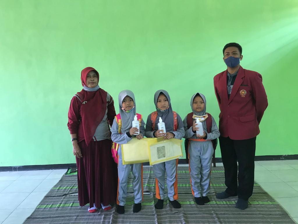 POLA HIDUP SEHAT, MAHASISIWA PMM PILANGSARI PASANG BANNER DAN BAGIKAN HANDSANITIZER