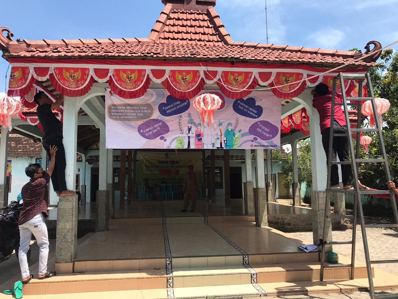 POLA HIDUP SEHAT, MAHASISIWA PMM PILANGSARI PASANG BANNER DAN BAGIKAN HANDSANITIZER