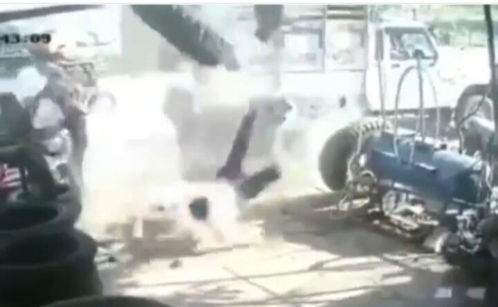 Mengerikan, Video 2 Orang Pria Terpental ke Udara karena Memompa Ban Hingga Meledak!