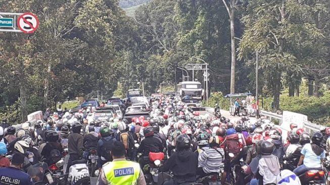 Kasus COVID-19 Melonjak karena Warga Banyak Liburan Pada Agustus-Oktober
