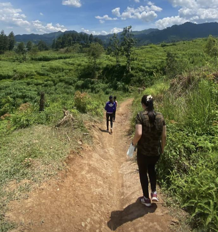 Jalan jalan Santai Dipandu Anak Kecil Penduduk Sekitar Curug Leuwi Asih, Sentul.