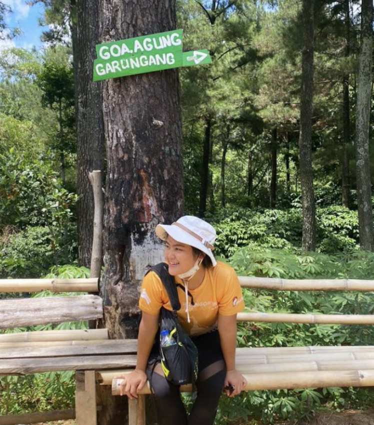 Jalan jalan Santai Dipandu Anak Kecil Penduduk Sekitar Curug Leuwi Asih, Sentul.
