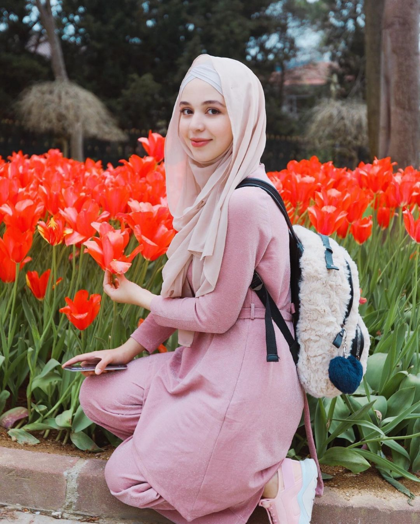 Kenalan Yuk dengan Vlogger Hijab Asal Maroko, Ihssane Benalluchi