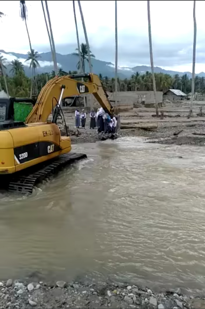 VIRAL , Pelajar Menyeberangi Sungai Dengan Bantuan Ekskavator, Untuk Pergi Ke Sekolah