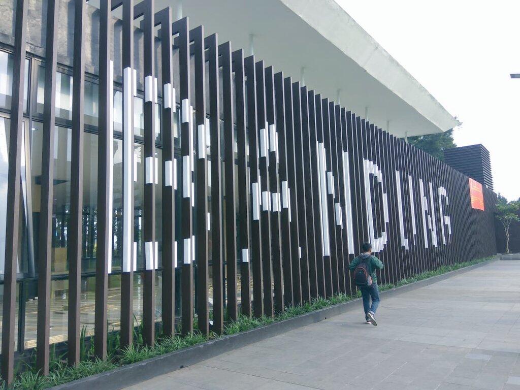 Berwisata, Bermain Dan Menikmati Indahnya Senja Di Masjid Agung Bandung