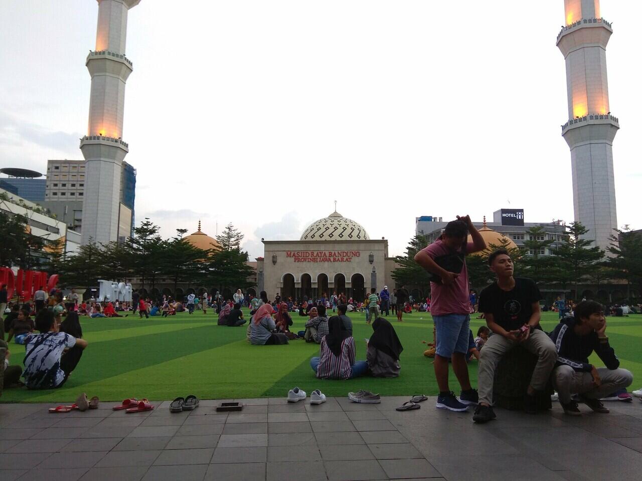 Berwisata, Bermain Dan Menikmati Indahnya Senja Di Masjid Agung Bandung