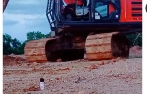 Anti Mainstream, Viral Video Seorang Pria Menyalakan Korek Api Menggunakan Excavator!