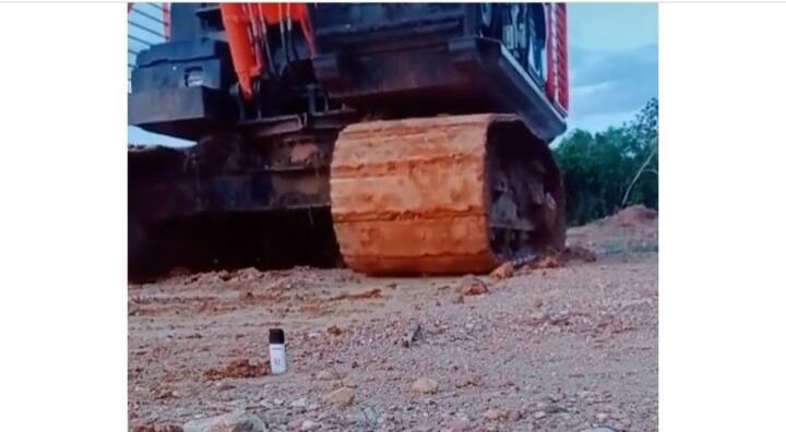 Anti Mainstream, Viral Video Seorang Pria Menyalakan Korek Api Menggunakan Excavator!