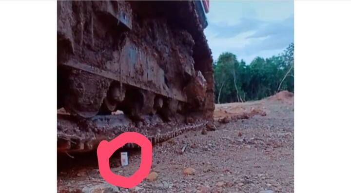 Anti Mainstream, Viral Video Seorang Pria Menyalakan Korek Api Menggunakan Excavator!