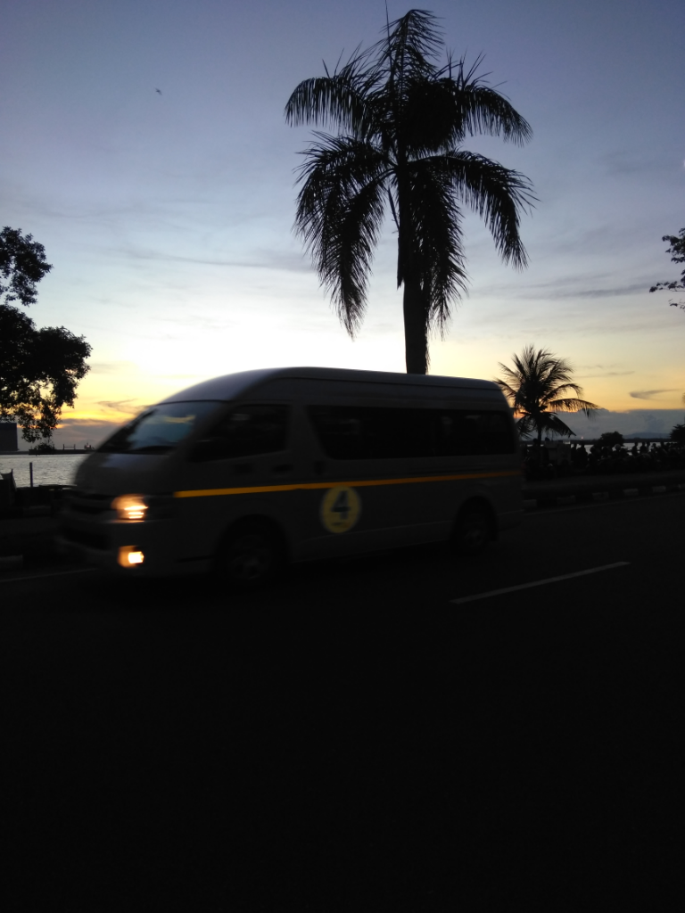 Menikmati Matahari Tenggelam Nan Indah Di Kawasan Pantai Melawai Balikpapan.