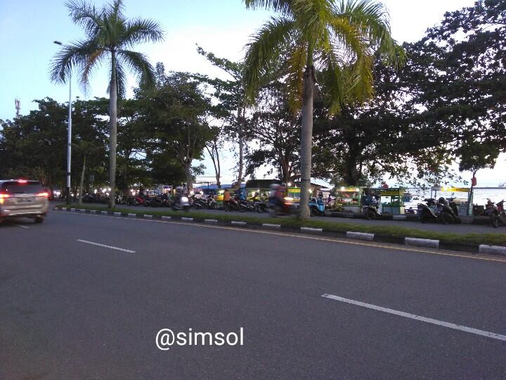 Menikmati Matahari Tenggelam Nan Indah Di Kawasan Pantai Melawai Balikpapan.