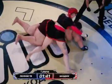 Rusia Memang Gila, Ada Pertarungan MMA Antara Wanita Vs Pria Raksasa.