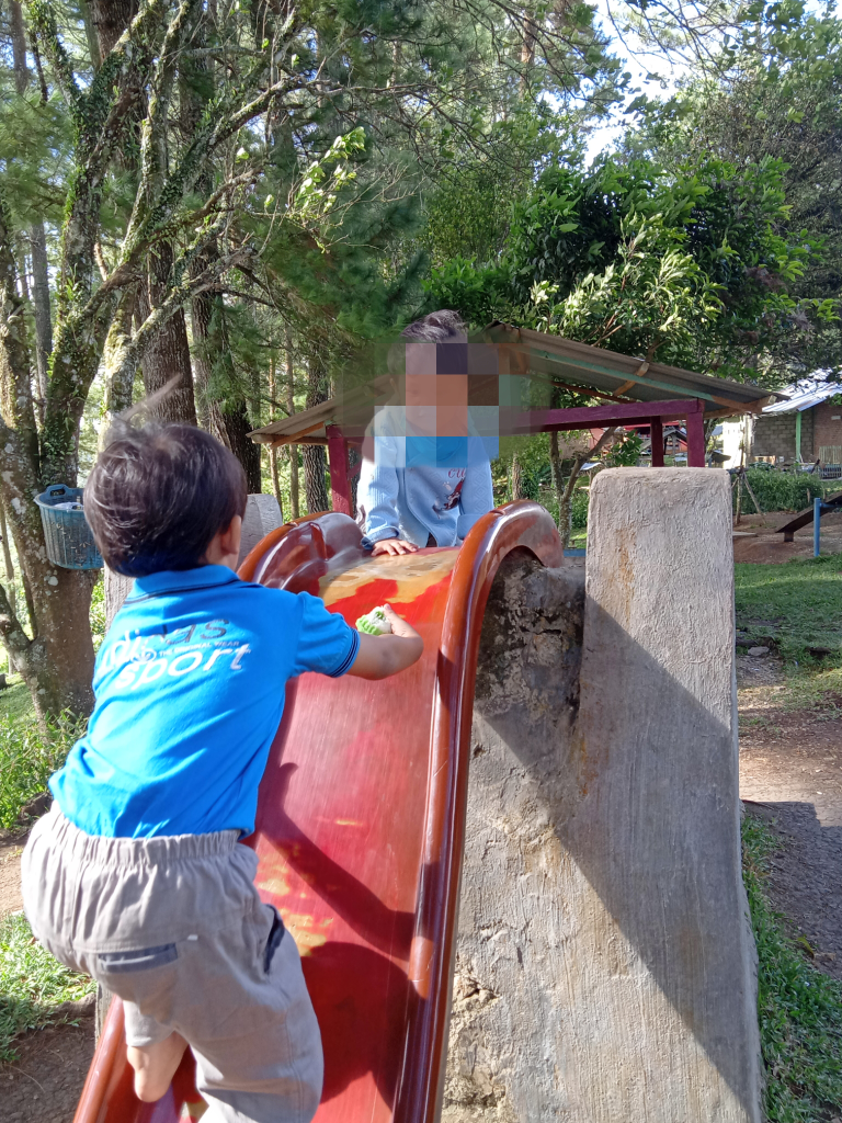 Memandang Danau Singkarak Dari Atas Angin Berembus