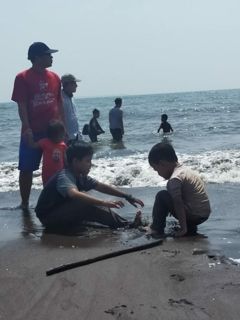 &#91;COC Travellers&#93; Liburan Kecil Kami di Pantai Tanjung Pasir