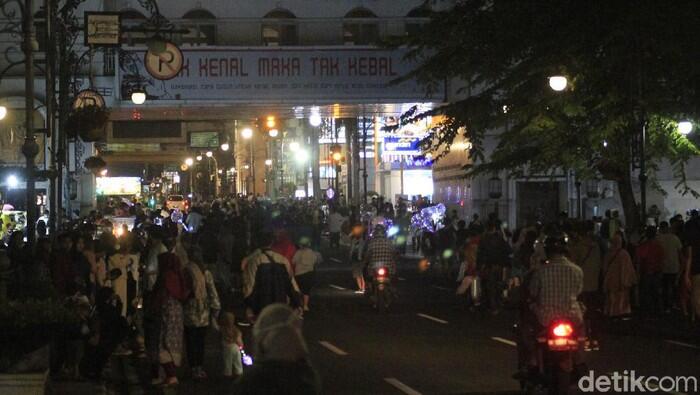 Bandung Zona Merah, Warga Tetap Berkerumun di Alun-alun