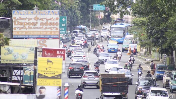 Zona Merah, Kota Bandung Ramai Dilintasi Wisatawan