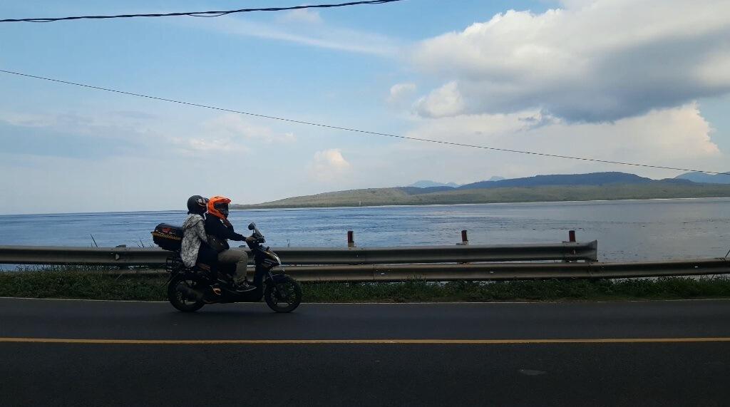 Kalo Capek Berkendara, Ngaso di Pantai Watu Dodol Aja Gans!