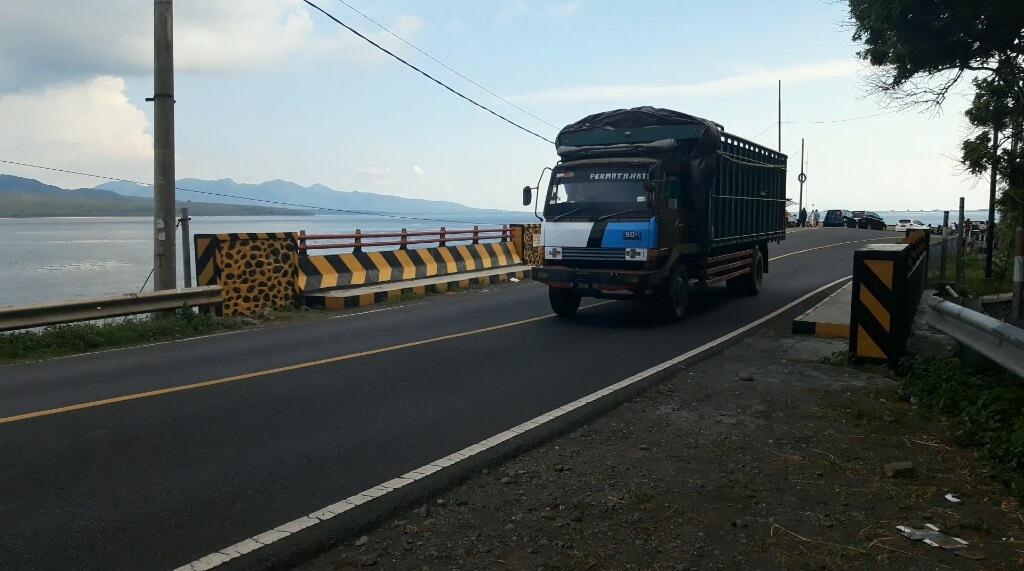 Kalo Capek Berkendara, Ngaso di Pantai Watu Dodol Aja Gans!