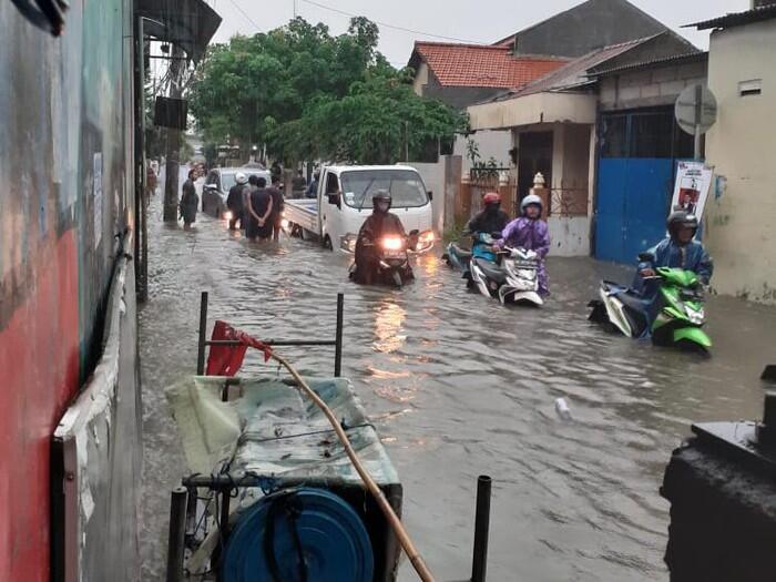 Hujan Lebat Rendam Sejumlah Kawasan di Surabaya