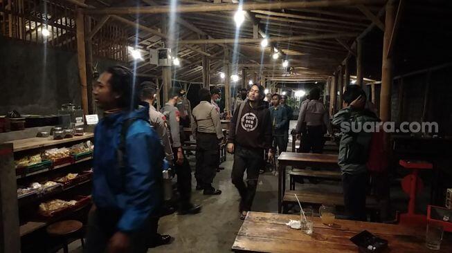 Minggu Dini Hari, Aparat Bubarkan Kerumunan Massa di BKT Jakarta Timur