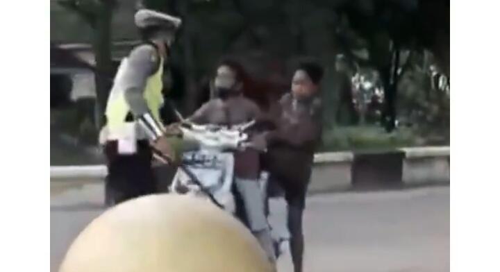 Ditilang karena Tak Pakai Helm dan Tidak Punya SIM, Bocah Ini Merengek Banting Motor!