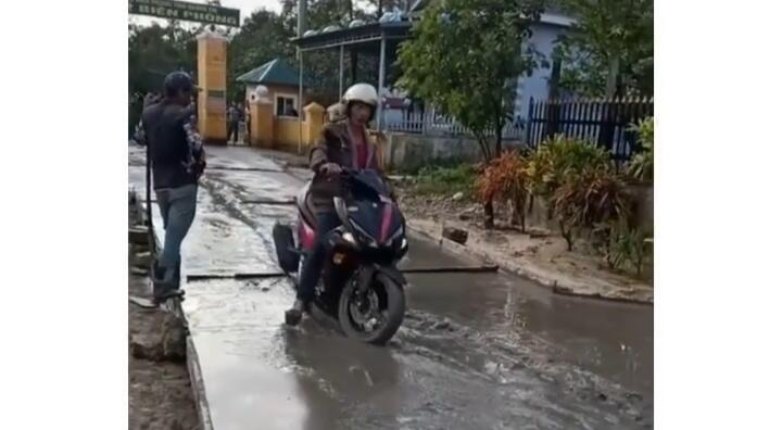 Lagi-lagi Viral, Pengemudi Motor Terobos Coran Jalan Basah Tanpa Rasa Salah! Vietnam