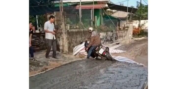 Lagi-lagi Viral, Pengemudi Motor Terobos Coran Jalan Basah Tanpa Rasa Salah! Vietnam