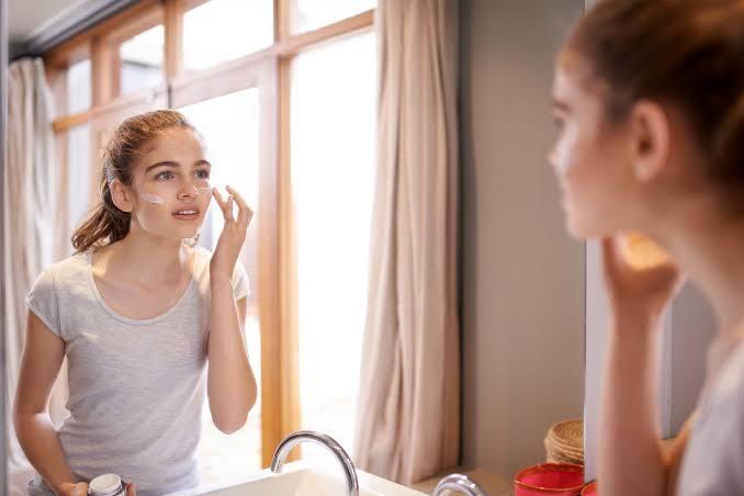 Pakai Sunscreen Malah Breakout? Kenali Jenis Sunscreen yang Cocok untuk Jenis Kulitmu