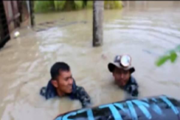 Dramatis, Prajurit TNI AL Selamatkan Lansia Kritis Terkepung Banjir di Aceh Utara