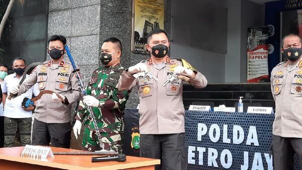 6 Tewas Ditembak, 4 Pengikut Habib Rizieq Serang Polisi di Tol Melarikan Diri