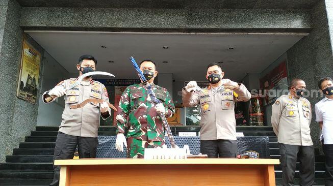 Foto-Foto Senjata Laskar FPI Ditembak Mati Polisi saat Kawal Habib Rizieq