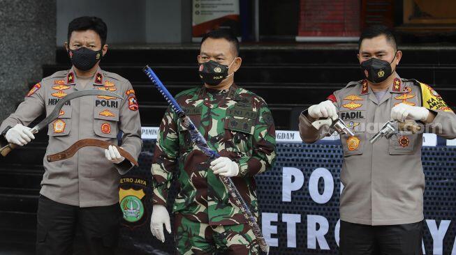 Foto-Foto Senjata Laskar FPI Ditembak Mati Polisi saat Kawal Habib Rizieq