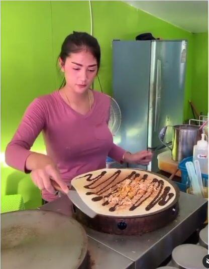 Duh! Penjual Crepes Cantik Ini Bikin Netizen Baper Sendiri