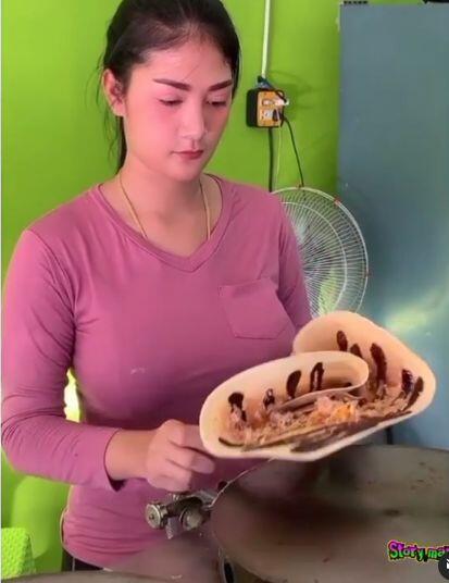 Duh! Penjual Crepes Cantik Ini Bikin Netizen Baper Sendiri