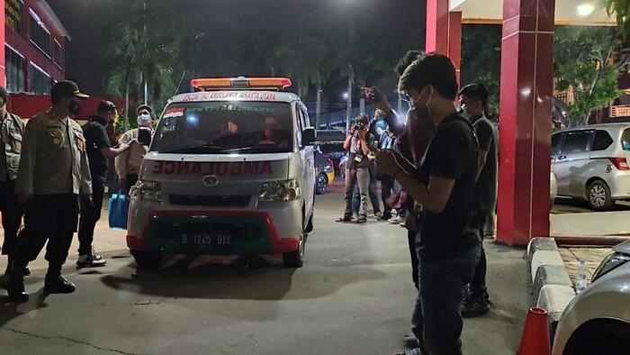 Sudah 4 Ambulans FPI Jemput Jenazah Pengikut HRS di RS Polri ke Petamburan