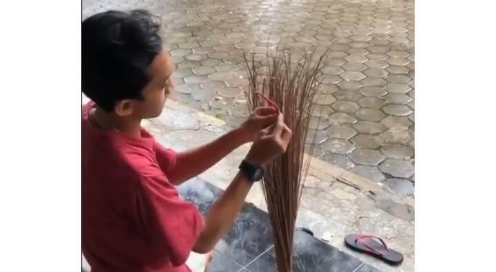 Iseng Tiru Pawang Hujan Hajatan, Seorang Pria Berhasil Bikin Hujan Reda Tiba-tiba! 