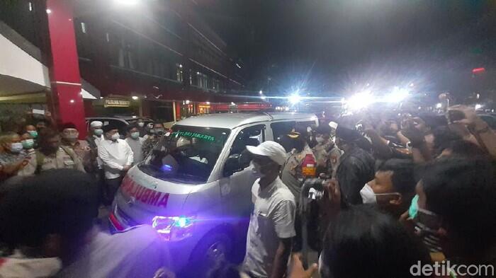 Ambulans FPI Jemput Jenazah Pengikut HRS di RS Polri