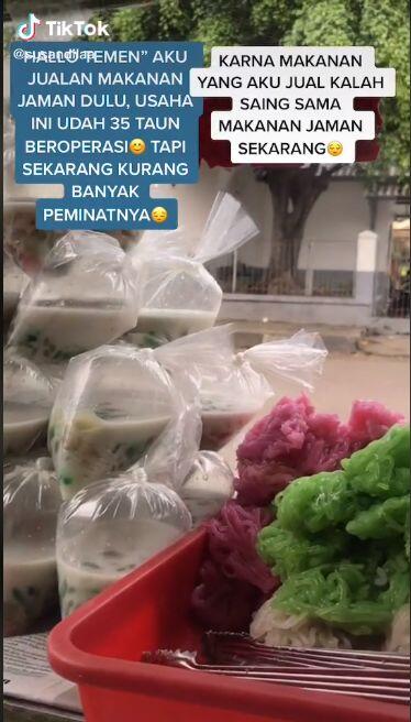 Jualan di TikTok, Penjual Jajan Pasar Cantik Ini Curi Perhatian
