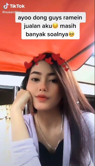 Jualan di TikTok, Penjual Jajan Pasar Cantik Ini Curi Perhatian