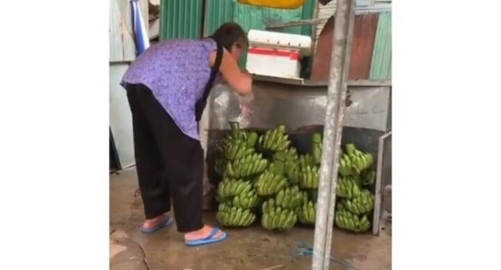 Diduga Penglaris, Aksi Pedagang Sembur-sembur Pisang Ini Membuat Netizen Penasaran!