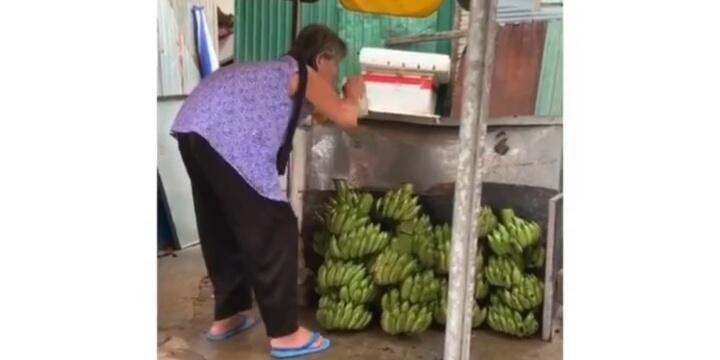 Diduga Penglaris, Aksi Pedagang Sembur-sembur Pisang Ini Membuat Netizen Penasaran!