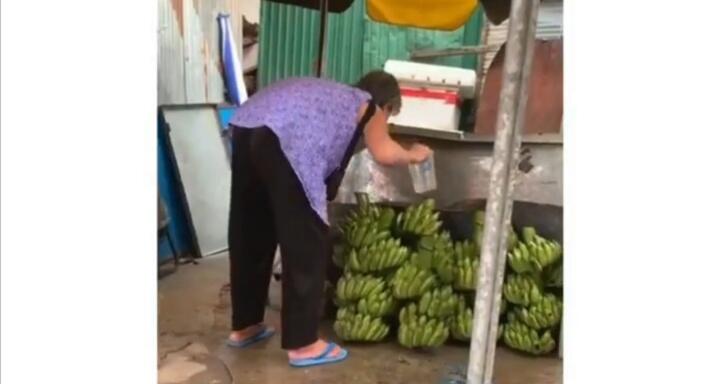 Diduga Penglaris, Aksi Pedagang Sembur-sembur Pisang Ini Membuat Netizen Penasaran!