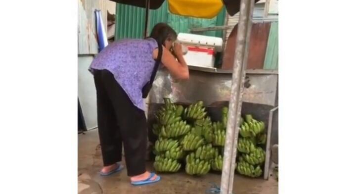 Diduga Penglaris, Aksi Pedagang Sembur-sembur Pisang Ini Membuat Netizen Penasaran!