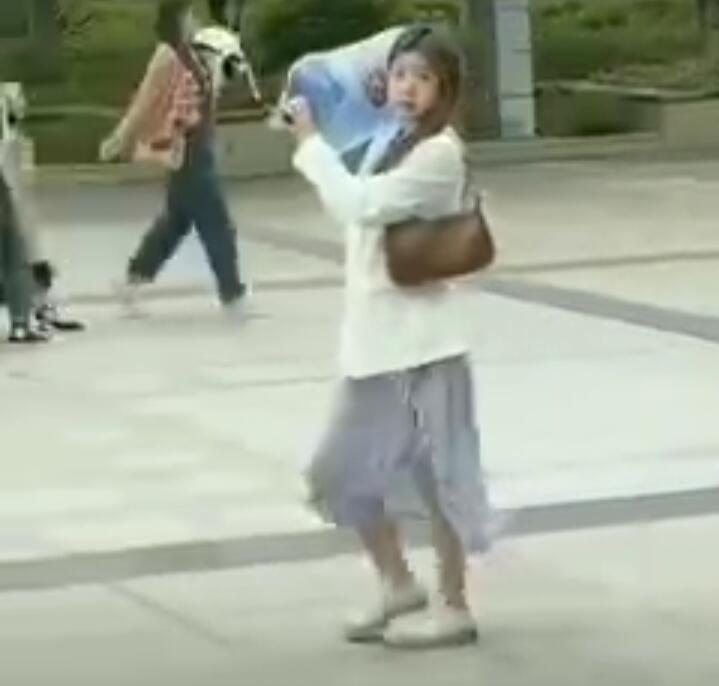 Keren! Gadis Cantik Ini Kuat Angkat dan Bawa Galon Sendiri, Gak Mau Bantuin Gan?