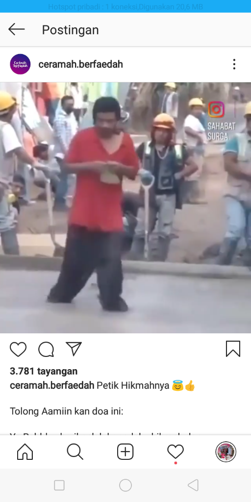Tanpa rasa berdosa, pria ini berjalan dengan santuy di atas jalan yang sedang di cor