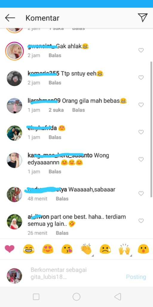 Tanpa rasa berdosa, pria ini berjalan dengan santuy di atas jalan yang sedang di cor