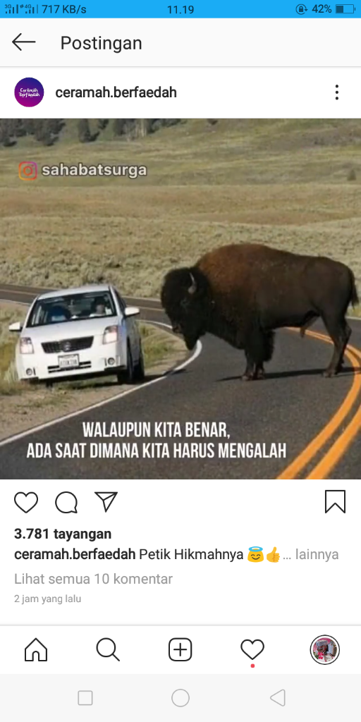 Tanpa rasa berdosa, pria ini berjalan dengan santuy di atas jalan yang sedang di cor