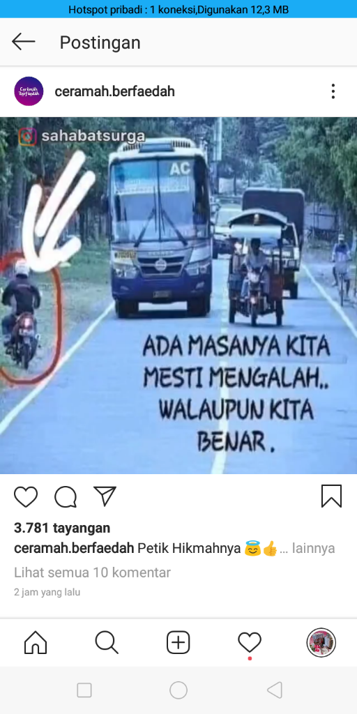 Tanpa rasa berdosa, pria ini berjalan dengan santuy di atas jalan yang sedang di cor